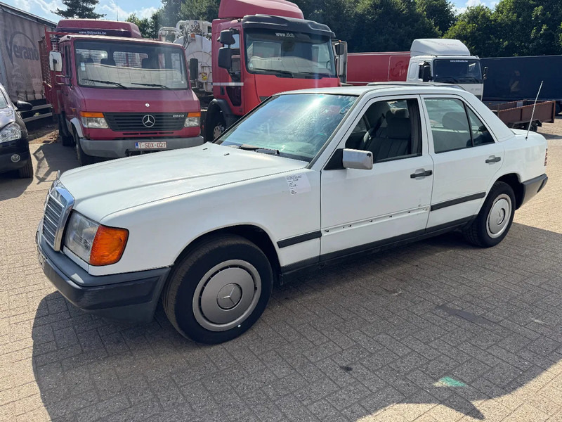 Mercedes-Benz 200-serie **W124-250D** - Sedan: foto 1 Mercedes-Benz 200-serie **W124-250D** - Sedan: foto 1