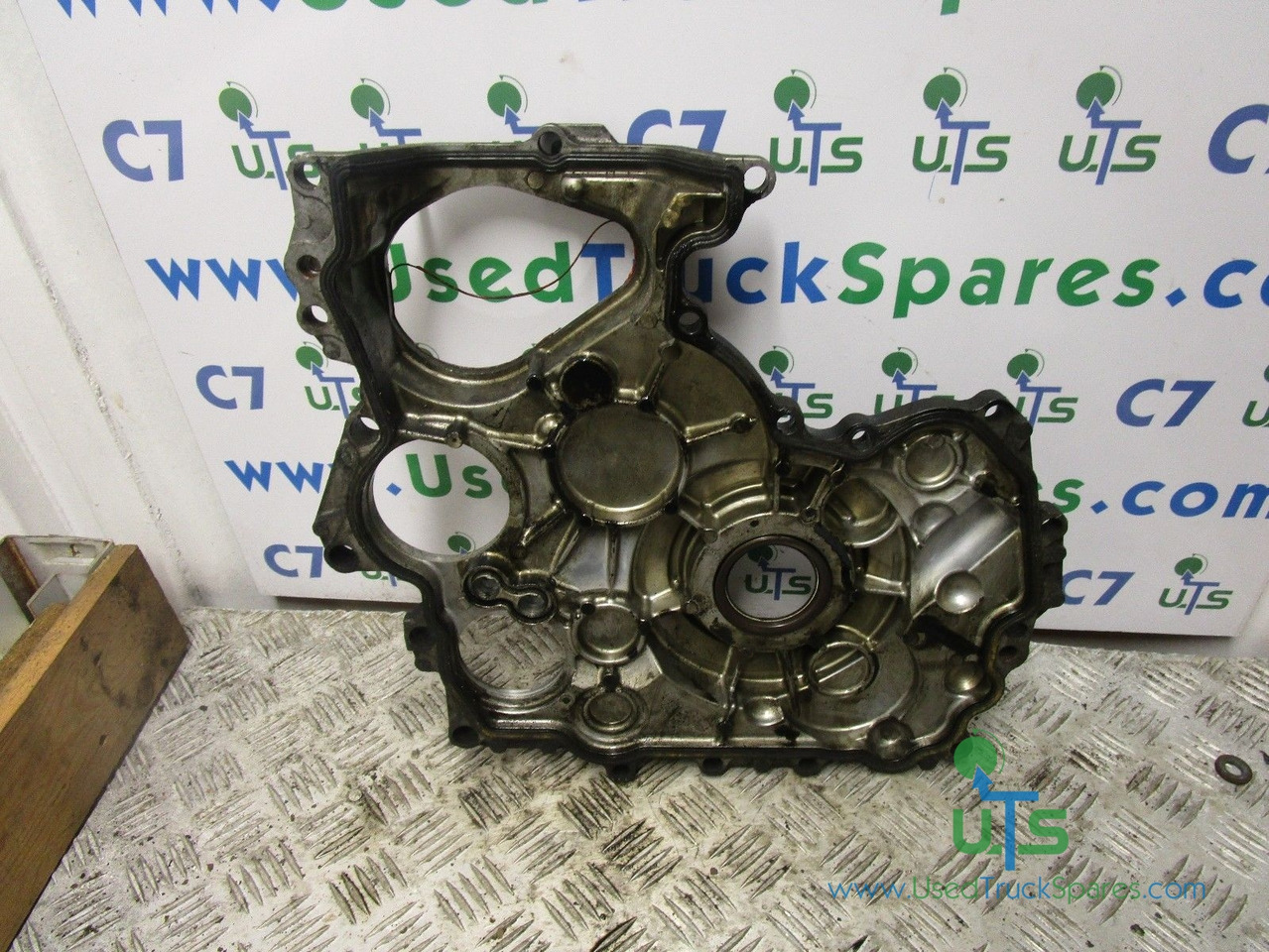 ISUZU NKR (4JJ1) OUTER TIMING COVER - Motor y piezas para Camión: foto 1 ISUZU NKR (4JJ1) OUTER TIMING COVER - Motor y piezas para Camión: foto 1