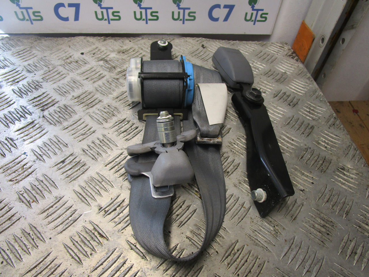 MITSUBISHI FUSO PASSENGER SIDE SEATBELT - Cabina e interior para Camión: foto 1 MITSUBISHI FUSO PASSENGER SIDE SEATBELT - Cabina e interior para Camión: foto 1