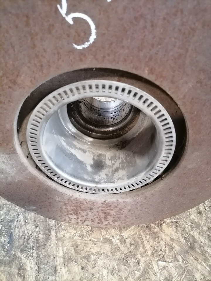 MB Atego truck with wheel hub A9703560301 - Pieza universal para Camión: foto 3 MB Atego truck with wheel hub A9703560301 - Pieza universal para Camión: foto 3