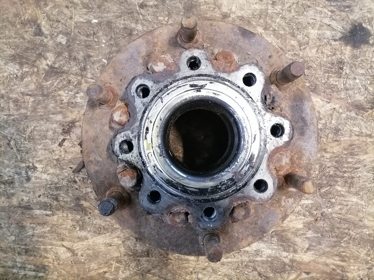 MB Atego truck with wheel hub A9703560301 - Pieza universal para Camión: foto 4 MB Atego truck with wheel hub A9703560301 - Pieza universal para Camión: foto 4