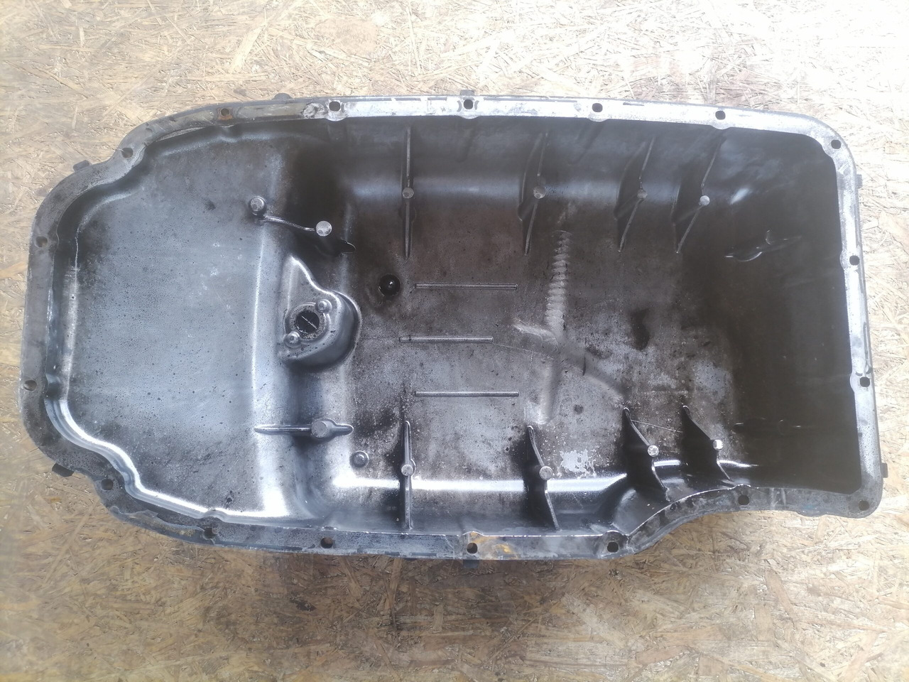Scania Oil sump 2023780 - Cárter de aceite para Camión: foto 5 Scania Oil sump 2023780 - Cárter de aceite para Camión: foto 5