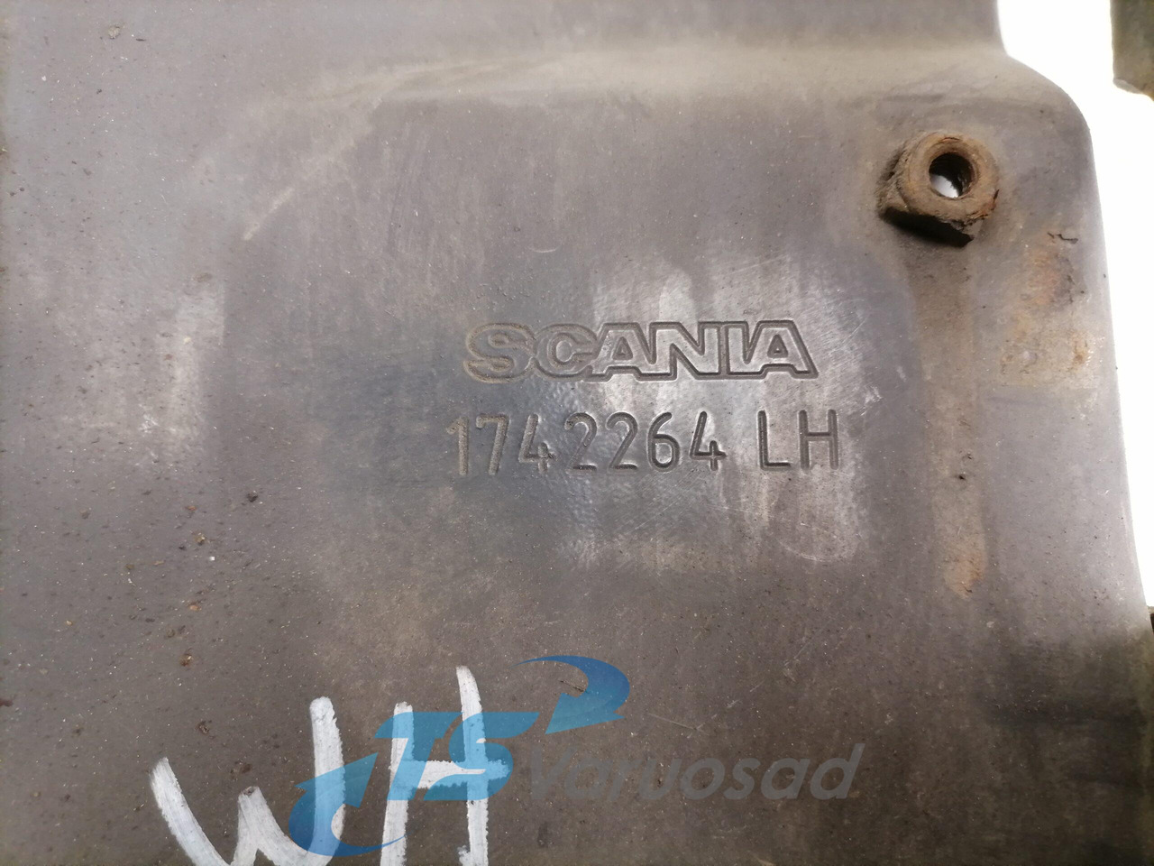 Scania lower grille carrier hinge 1742264 - Parrilla para Camión: foto 3 Scania lower grille carrier hinge 1742264 - Parrilla para Camión: foto 3
