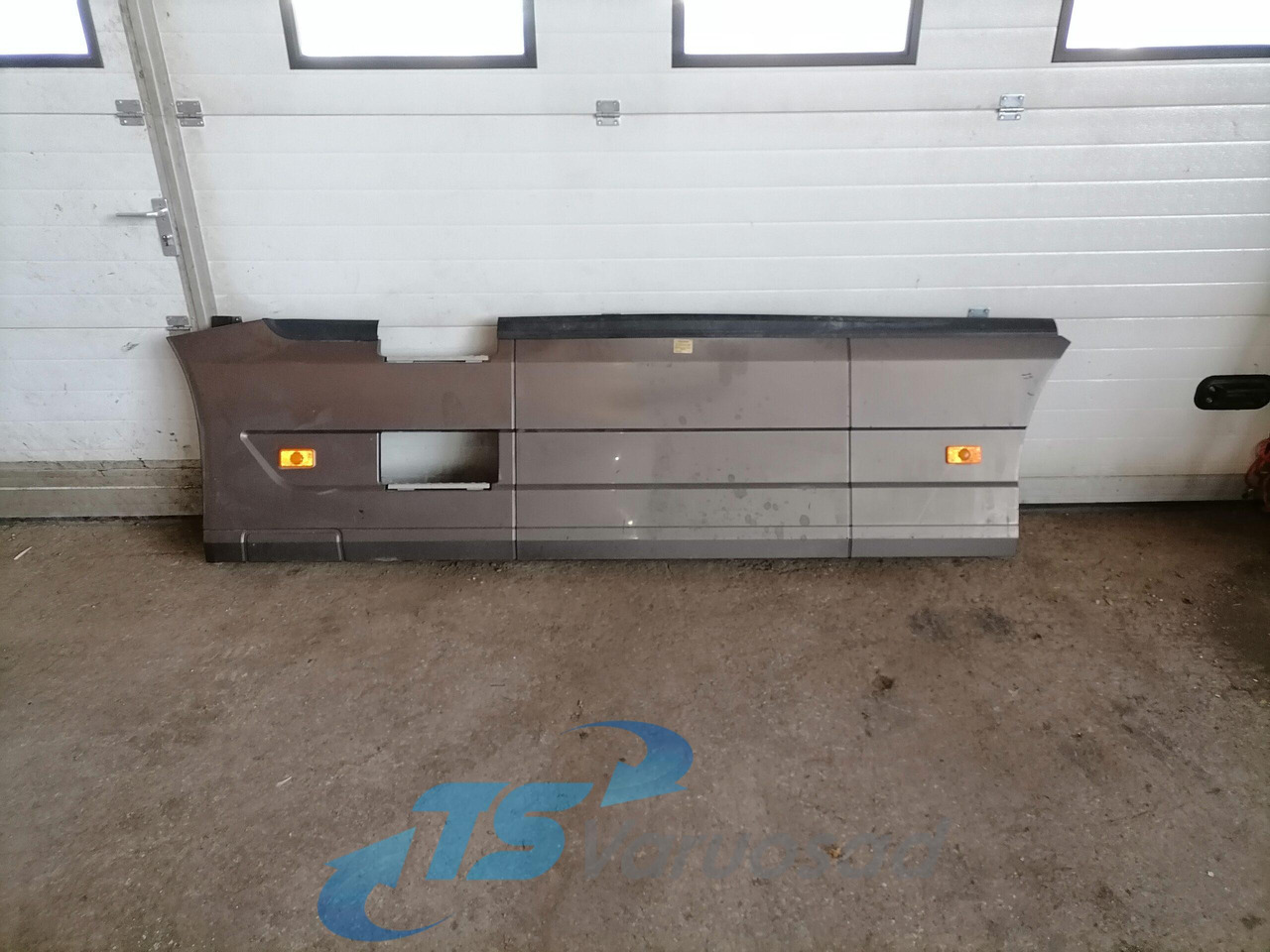 Volvo Air deflector 84046529 - Aerodinámica/ Spoiler para Camión: foto 1 Volvo Air deflector 84046529 - Aerodinámica/ Spoiler para Camión: foto 1