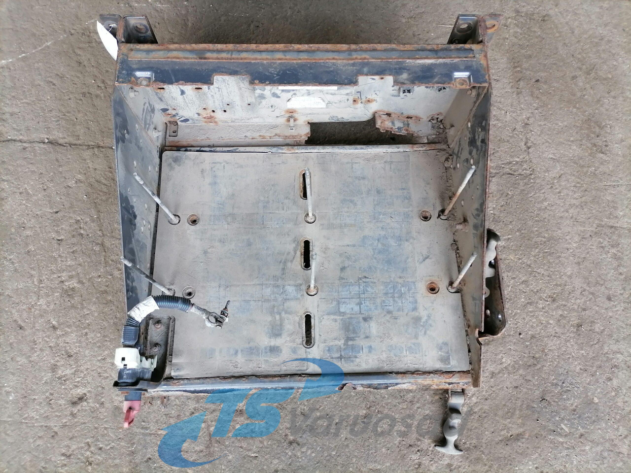 Volvo Battery box 21046415 - Acumulador para Camión: foto 2 Volvo Battery box 21046415 - Acumulador para Camión: foto 2
