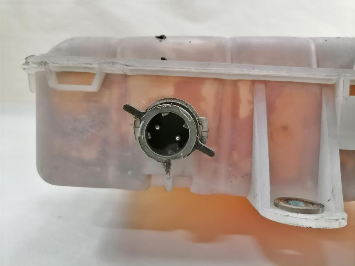 Volvo Expansion tank 996021 - Pieza universal para Camión: foto 5 Volvo Expansion tank 996021 - Pieza universal para Camión: foto 5