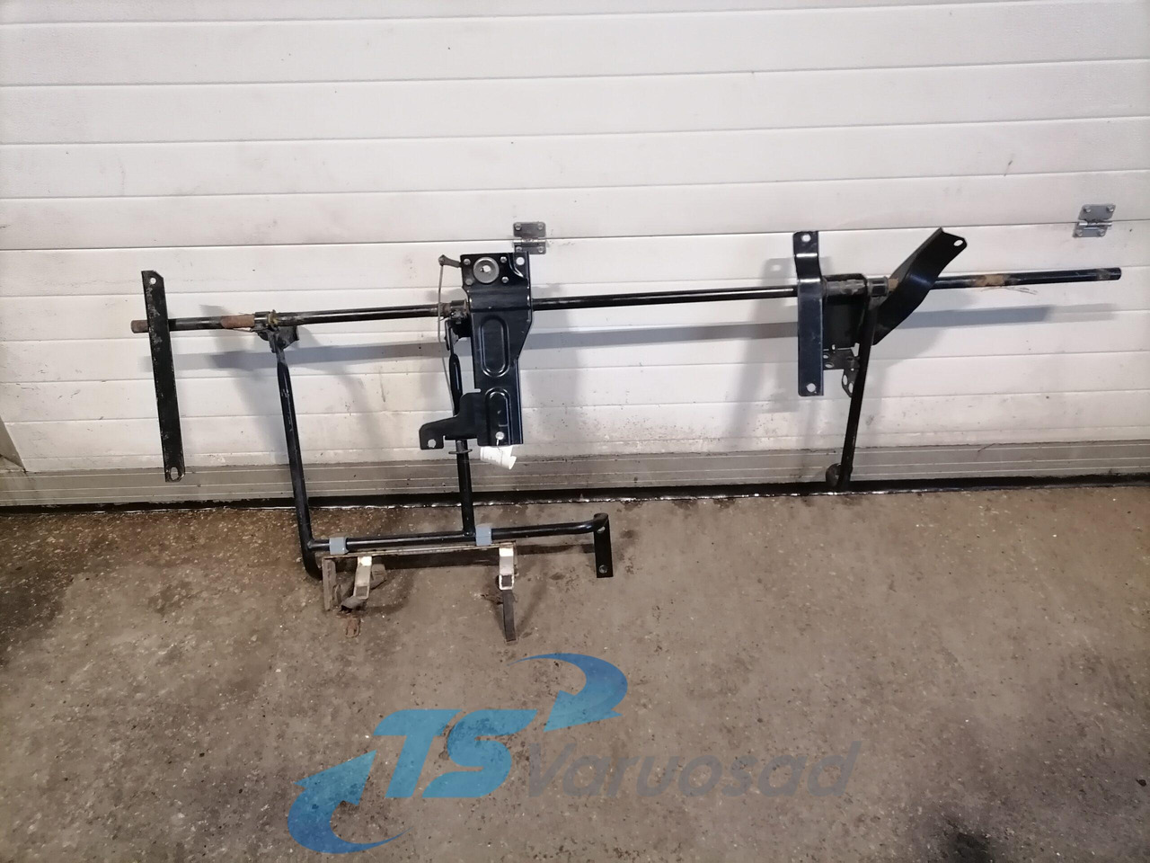 Volvo Kabiini tuulesuunaja kandur 82211420 - Aerodinámica/ Spoiler para Camión: foto 2 Volvo Kabiini tuulesuunaja kandur 82211420 - Aerodinámica/ Spoiler para Camión: foto 2