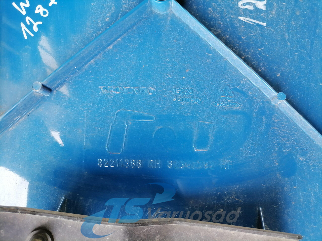 Volvo Kabiini tuulesuunaja, ülemine parem 82211388 - Aerodinámica/ Spoiler para Camión: foto 4 Volvo Kabiini tuulesuunaja, ülemine parem 82211388 - Aerodinámica/ Spoiler para Camión: foto 4