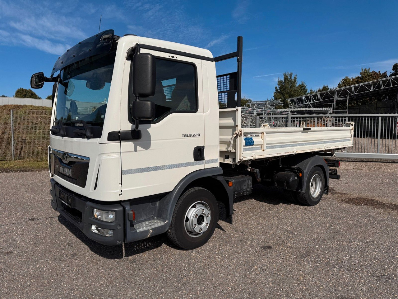 MAN 8.220 Meiller 3.S. Kipper Top Zustand - Camión volquete: foto 1 MAN 8.220 Meiller 3.S. Kipper Top Zustand - Camión volquete: foto 1
