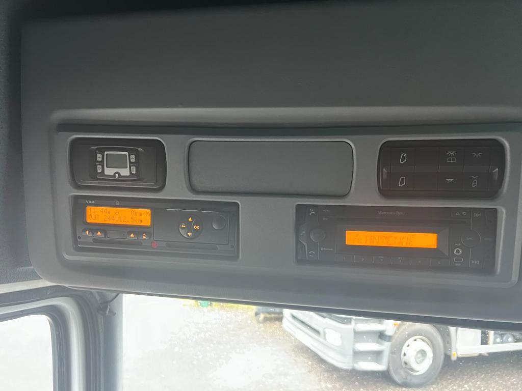 Mercedes-Benz 1324 4X2 Koffer Plane 6 to. Hebebühne Mercedes-Benz 1324 4X2 Koffer Plane 6 to. Hebebühne - Camión lona: foto 5 Mercedes-Benz 1324 4X2 Koffer Plane 6 to. Hebebühne Mercedes-Benz 1324 4X2 Koffer Plane 6 to. Hebebühne - Camión lona: foto 5