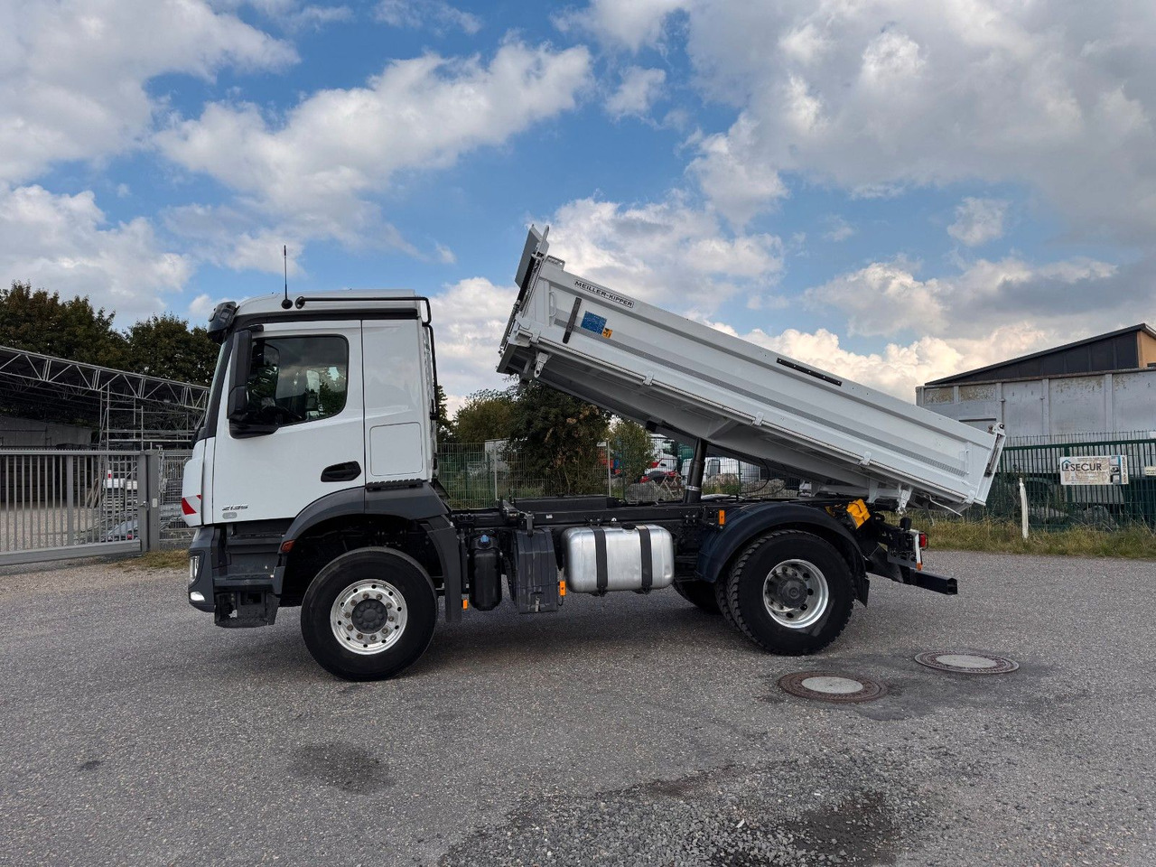 Mercedes-Benz 1835 2135 4X2 Meiller 3 S. Kipper Top Zustand - Camión volquete: foto 1 Mercedes-Benz 1835 2135 4X2 Meiller 3 S. Kipper Top Zustand - Camión volquete: foto 1