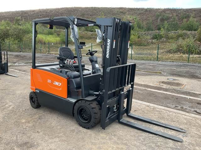 Doosan B30X-7 PLUS - Carretilla elevadora eléctrica: foto 4 Doosan B30X-7 PLUS - Carretilla elevadora eléctrica: foto 4