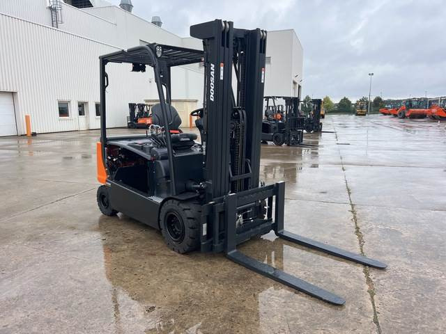 Doosan B35X-7 PLUS - Carretilla elevadora eléctrica: foto 4 Doosan B35X-7 PLUS - Carretilla elevadora eléctrica: foto 4