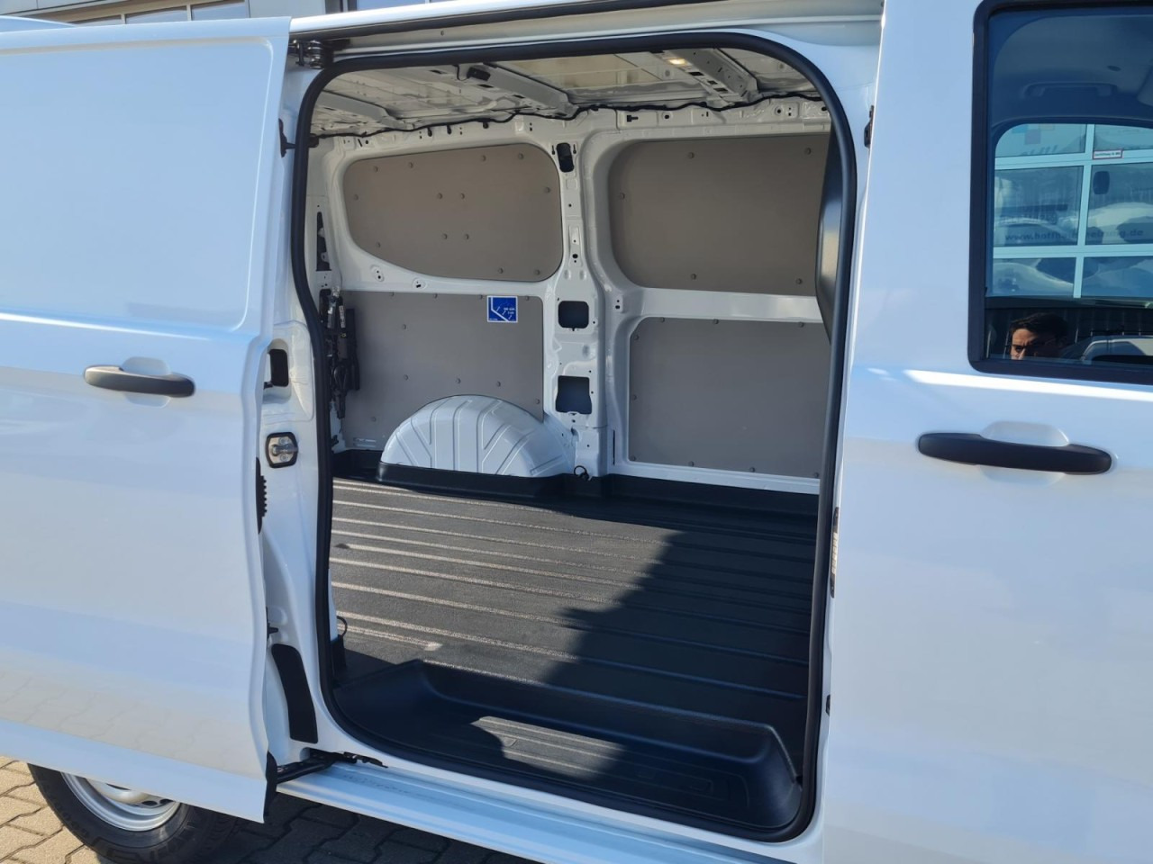 Volkswagen T7 Kasten TDi KR Heckklappe KLIMA PDC TEMPOMAT - Furgoneta pequeña: foto 4 Volkswagen T7 Kasten TDi KR Heckklappe KLIMA PDC TEMPOMAT - Furgoneta pequeña: foto 4