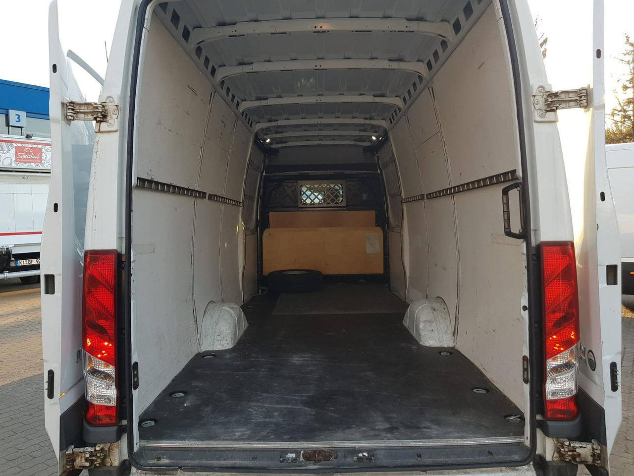 Iveco Daily 35S16SA8 V/P Klima, AHK, Rückfahrkamera... - Furgón: foto 4 Iveco Daily 35S16SA8 V/P Klima, AHK, Rückfahrkamera... - Furgón: foto 4
