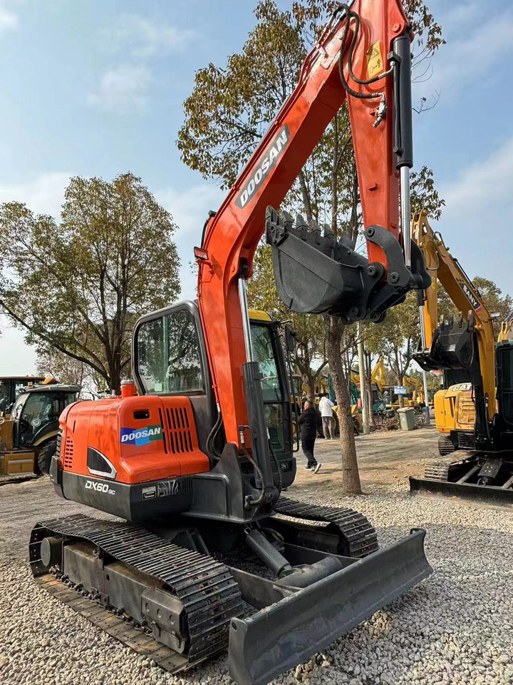 Doosan DX60-9C - Excavadora de cadenas: foto 3 Doosan DX60-9C - Excavadora de cadenas: foto 3