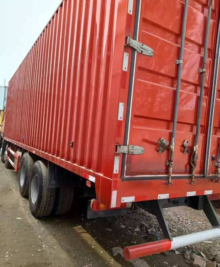 Howo 8X4 Box Truck Box Van - Camión portacontenedore/ Intercambiable: foto 3 Howo 8X4 Box Truck Box Van - Camión portacontenedore/ Intercambiable: foto 3