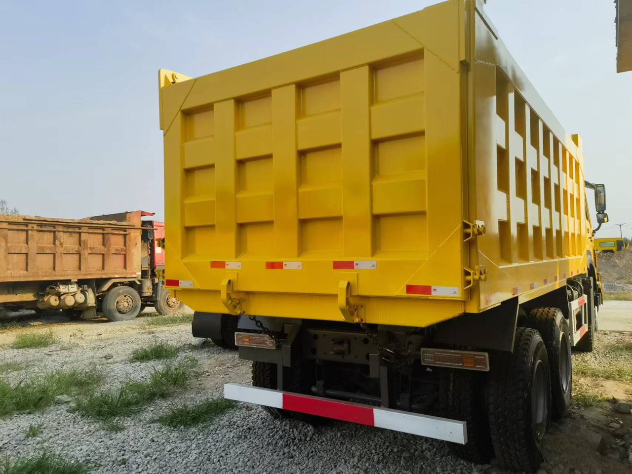 Sinotruk HOWO 371 6*4 Dump truck - Camión volquete: foto 5 Sinotruk HOWO 371 6*4 Dump truck - Camión volquete: foto 5