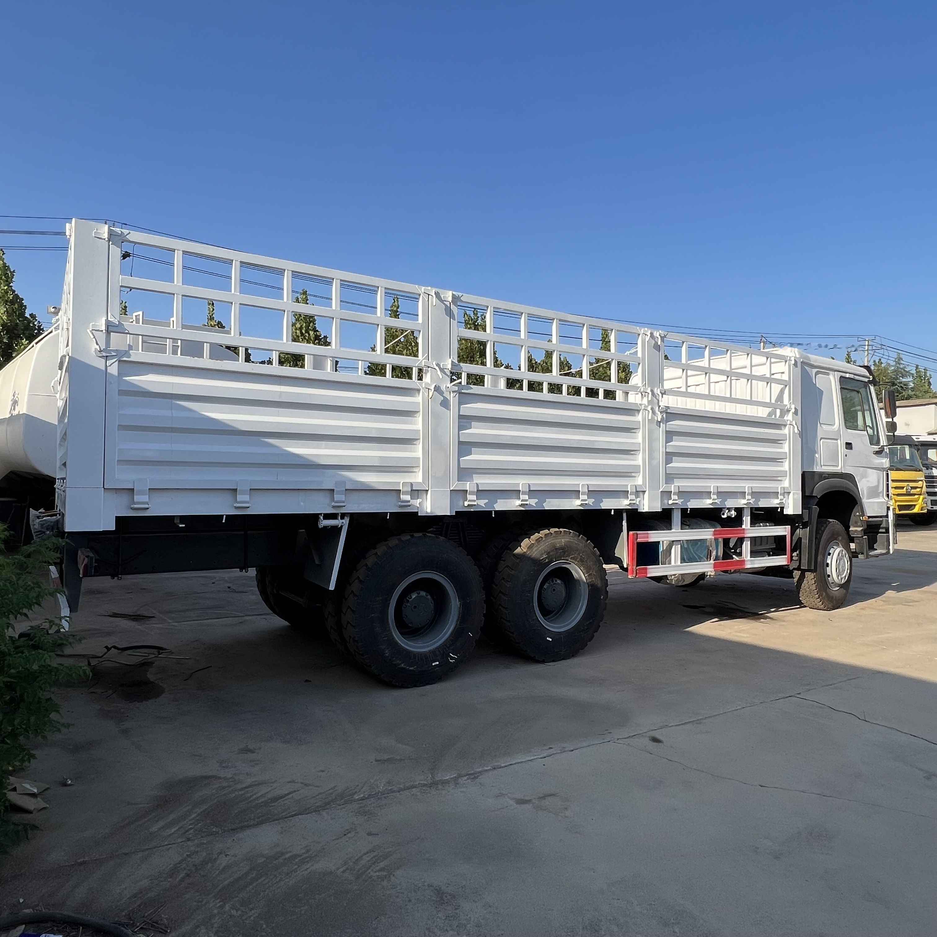 Sinotruk HOWO 371 6*4 Fence Truck - Camión caja abierta: foto 4 Sinotruk HOWO 371 6*4 Fence Truck - Camión caja abierta: foto 4