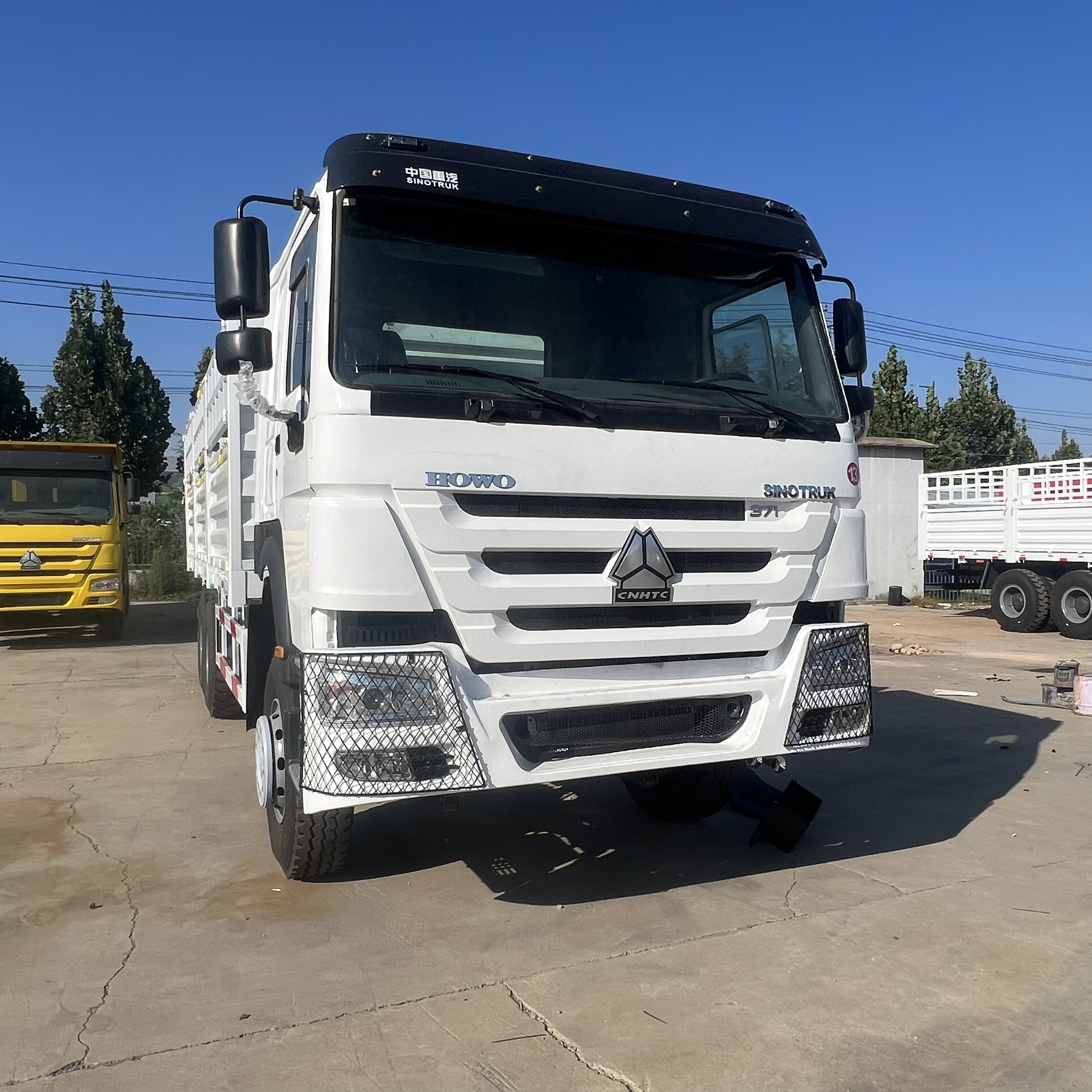 Sinotruk HOWO 371 6*4 Fence truck - Camión caja abierta: foto 5 Sinotruk HOWO 371 6*4 Fence truck - Camión caja abierta: foto 5