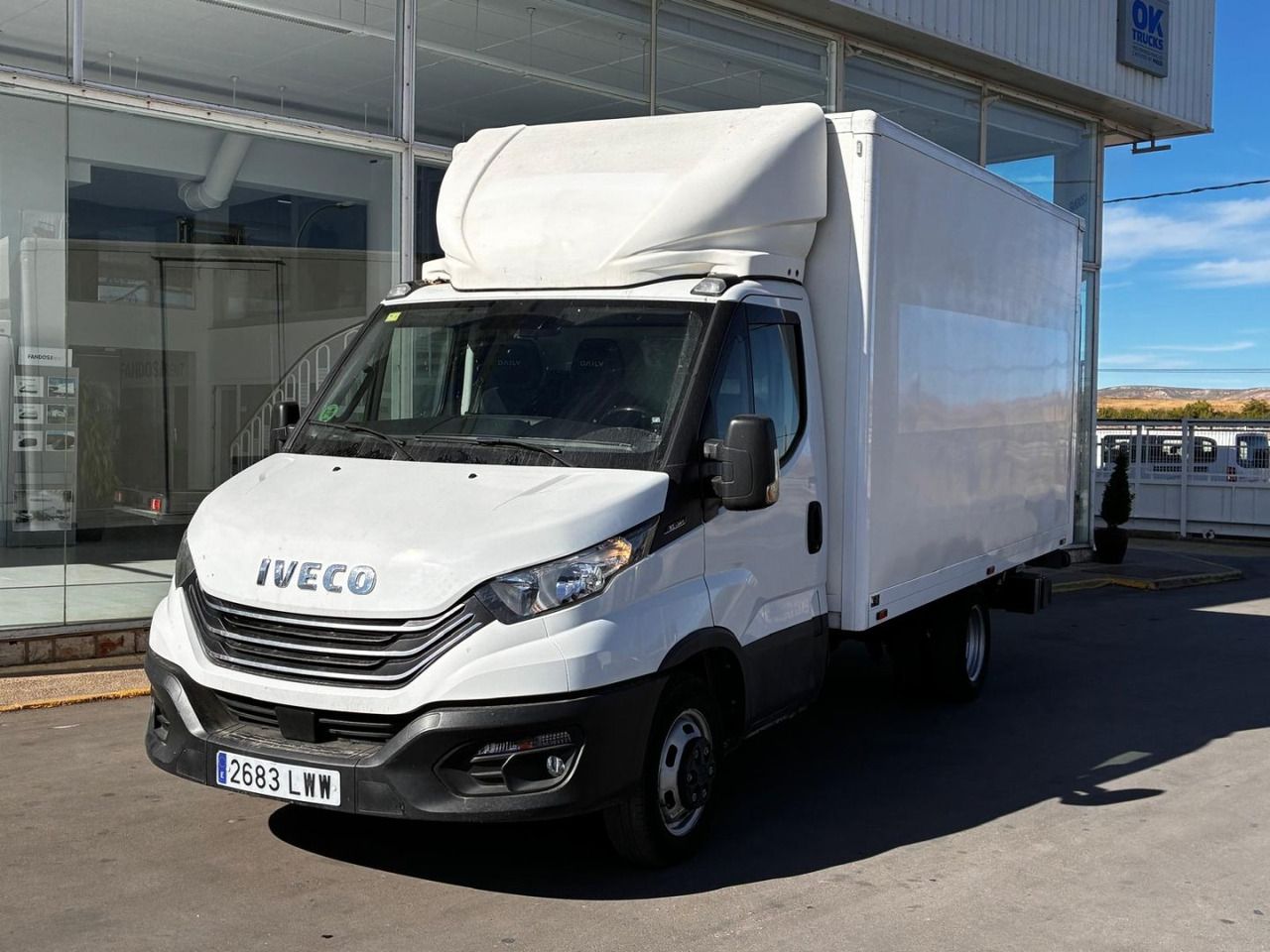 Caja cerrada con plataforma elevadora IVECO 35C14 20m3 con puerta lateral - Furgoneta caja cerrada: foto 1 Caja cerrada con plataforma elevadora IVECO 35C14 20m3 con puerta lateral - Furgoneta caja cerrada: foto 1