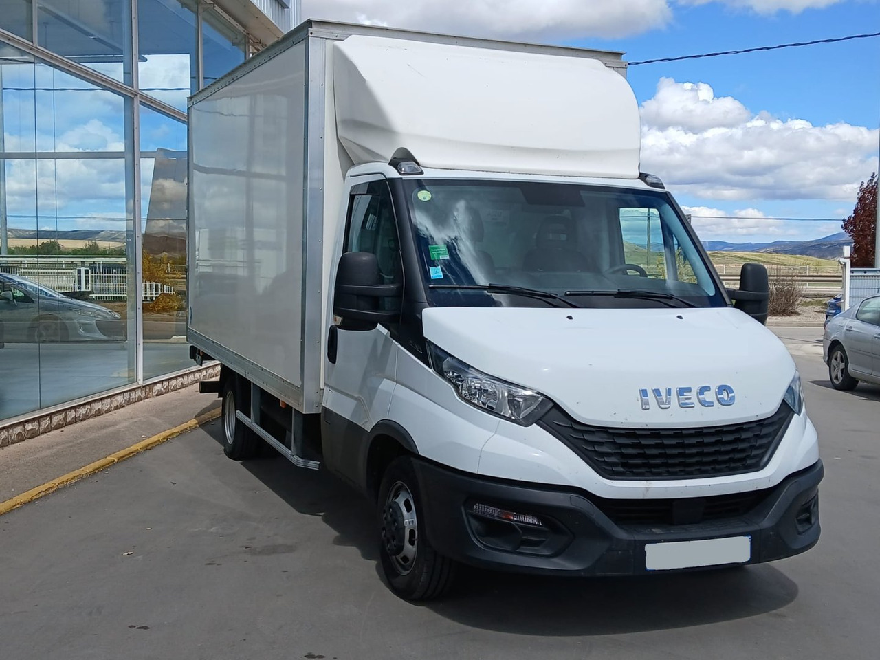 Caja cerrada con plataforma elevadora IVECO 35C16 20m3 - Furgoneta caja cerrada: foto 3 Caja cerrada con plataforma elevadora IVECO 35C16 20m3 - Furgoneta caja cerrada: foto 3