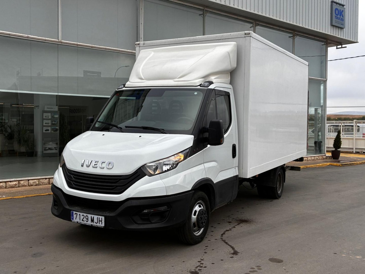 Caja cerrada con plataforma elevadora IVECO 35C16 3.0 20m3 con puerta lateral - Furgoneta caja cerrada: foto 1 Caja cerrada con plataforma elevadora IVECO 35C16 3.0 20m3 con puerta lateral - Furgoneta caja cerrada: foto 1