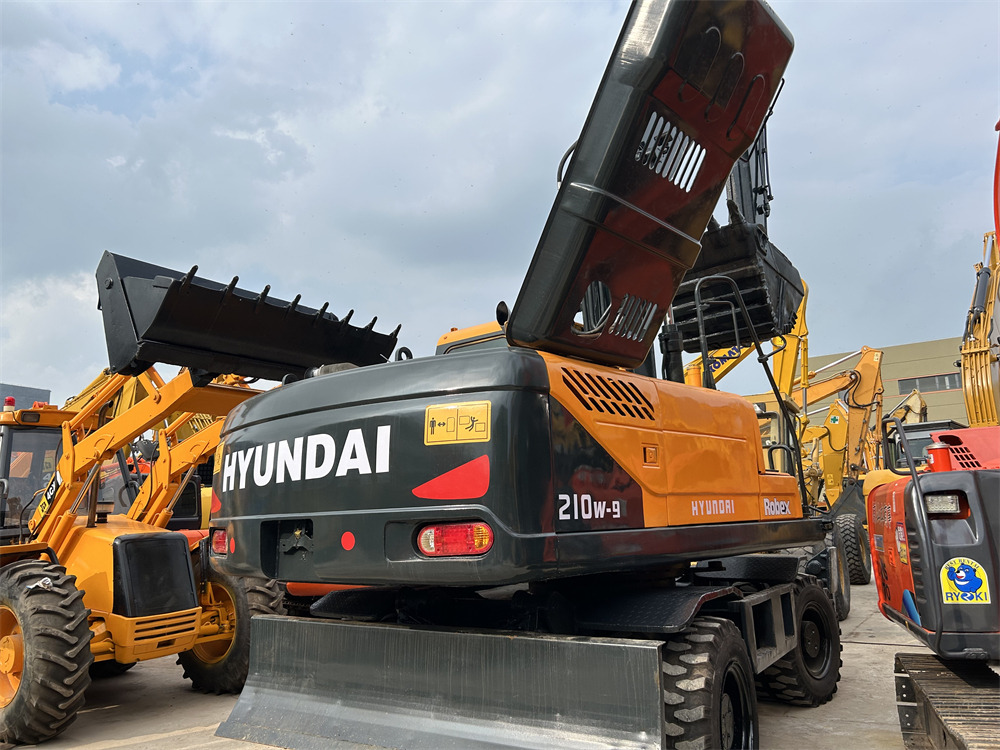 Excavadora de ruedas HYUNDAI 210W-9: foto 1