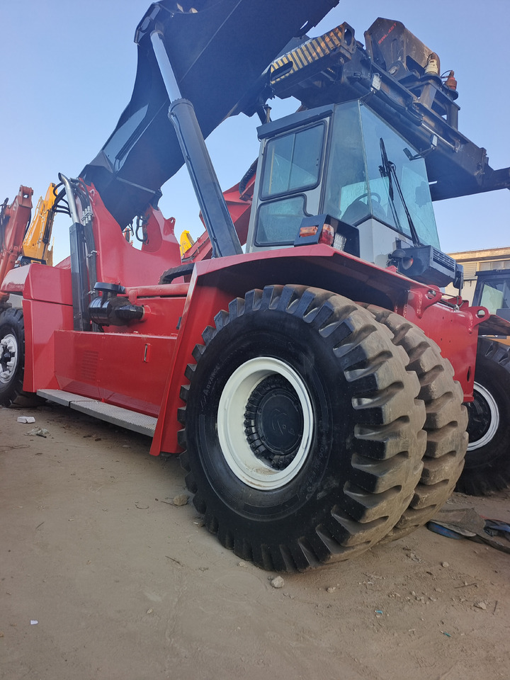 KALMAR DRF 450 - Reach stacker: foto 1 KALMAR DRF 450 - Reach stacker: foto 1