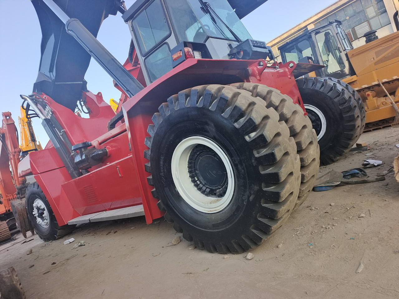 KALMAR DRF 450 - Reach stacker: foto 2 KALMAR DRF 450 - Reach stacker: foto 2