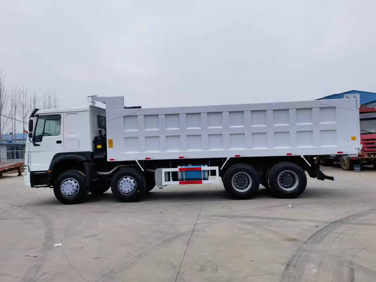 SINOTRUK HOWO 371 HP 8*4 12 TIRES 8 BY 4 - Camión volquete: foto 2 SINOTRUK HOWO 371 HP 8*4 12 TIRES 8 BY 4 - Camión volquete: foto 2