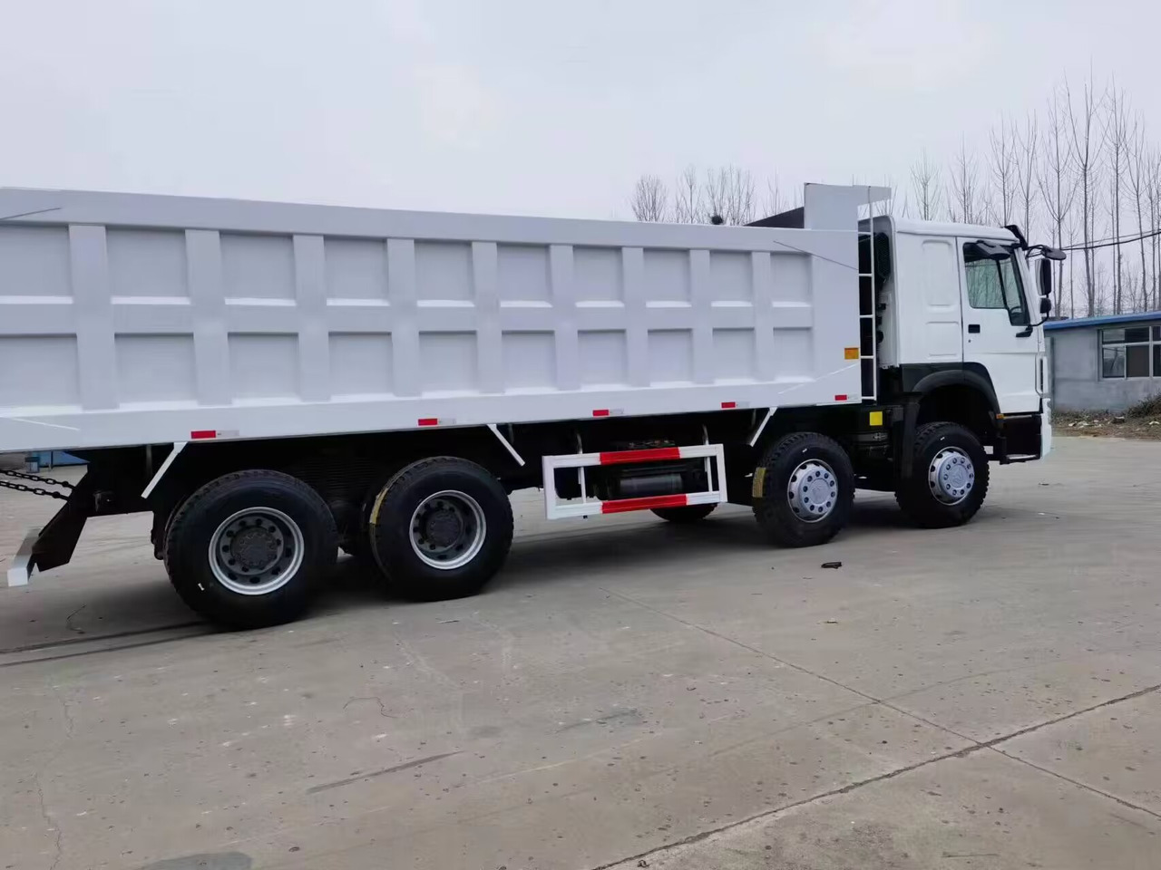 SINOTRUK HOWO 371 HP 8*4 12 TIRES 8 BY 4 - Camión volquete: foto 1 SINOTRUK HOWO 371 HP 8*4 12 TIRES 8 BY 4 - Camión volquete: foto 1