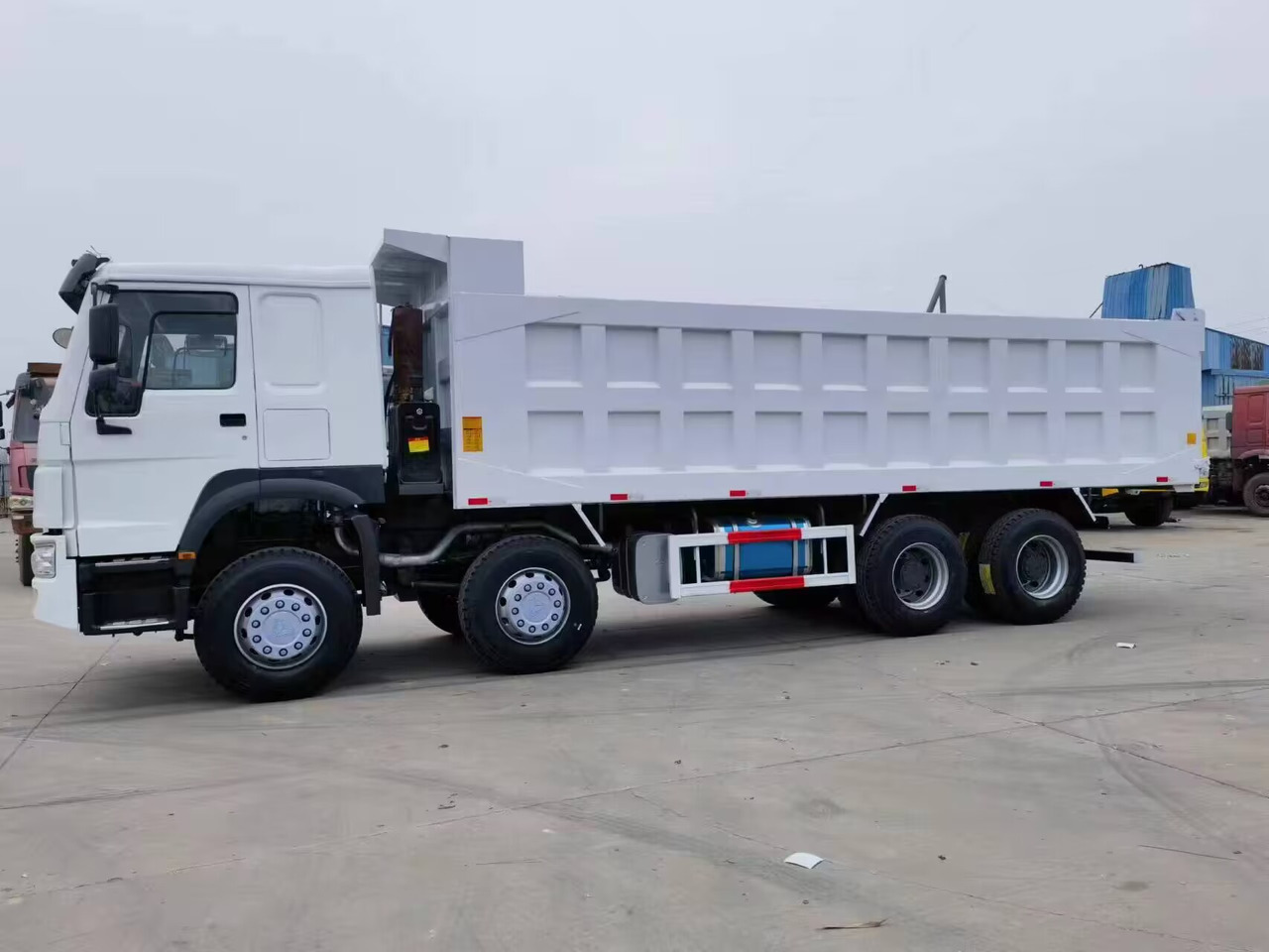 SINOTRUK HOWO DUMP TRUCK 8*4 - Camión volquete: foto 5 SINOTRUK HOWO DUMP TRUCK 8*4 - Camión volquete: foto 5