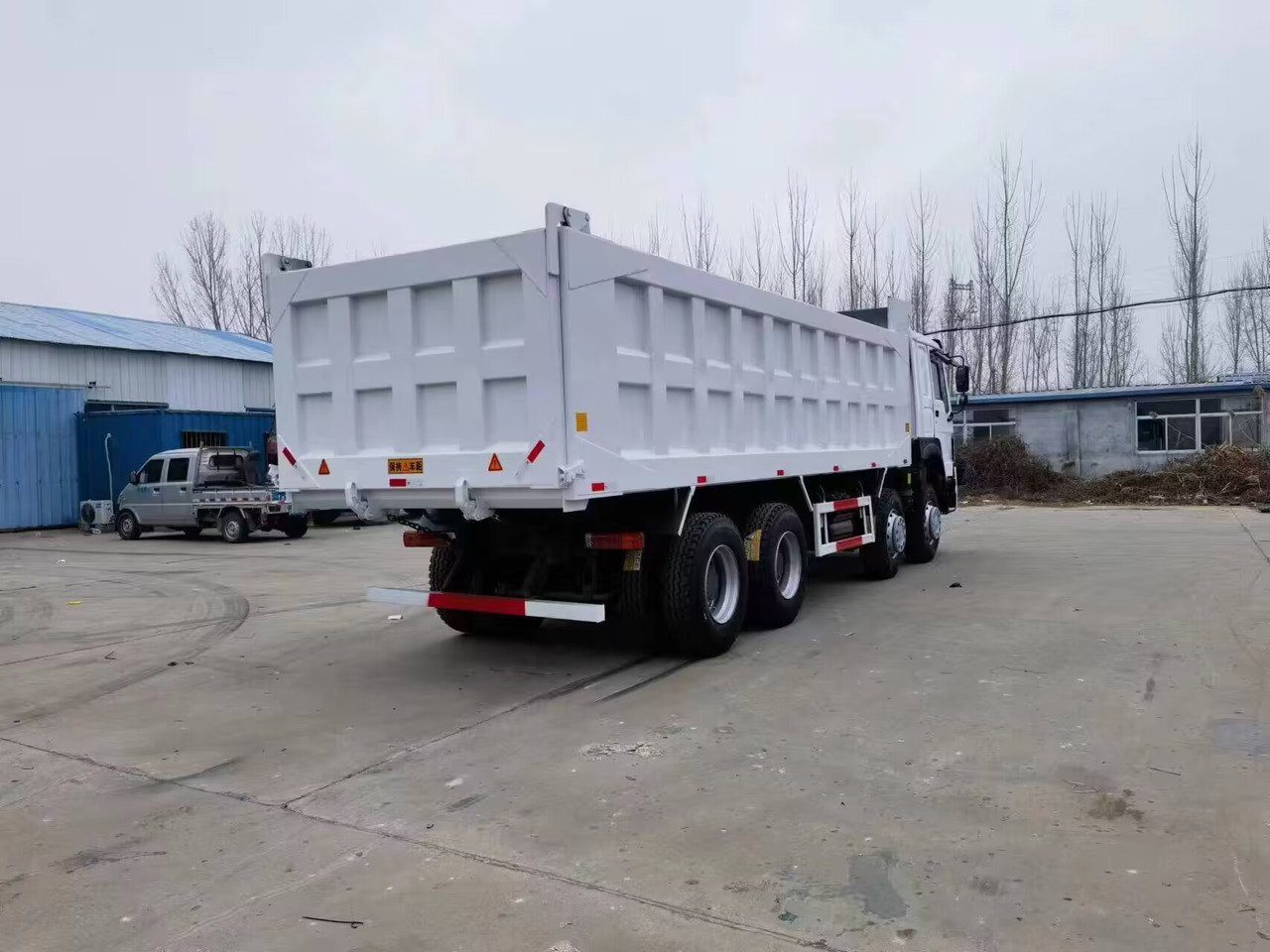 SINOTRUK HOWO DUMP TRUCK 8*4 - Camión volquete: foto 4 SINOTRUK HOWO DUMP TRUCK 8*4 - Camión volquete: foto 4