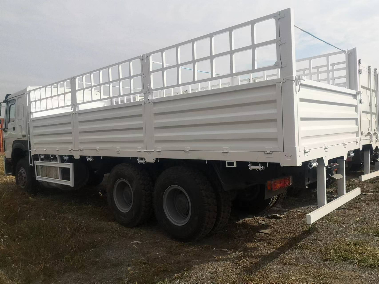 SINOTRUK HOWO LIVESTOCK DUMP TRUCK WITH FENCE 371 375 380 400 420 460 HP - Camión volquete: foto 3 SINOTRUK HOWO LIVESTOCK DUMP TRUCK WITH FENCE 371 375 380 400 420 460 HP - Camión volquete: foto 3