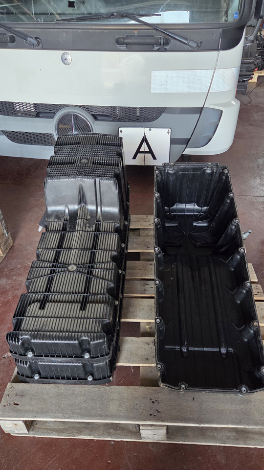 MERCEDES-BENZ ACTROS MP4 A4700105513 - Cárter de aceite: foto 1 MERCEDES-BENZ ACTROS MP4 A4700105513 - Cárter de aceite: foto 1