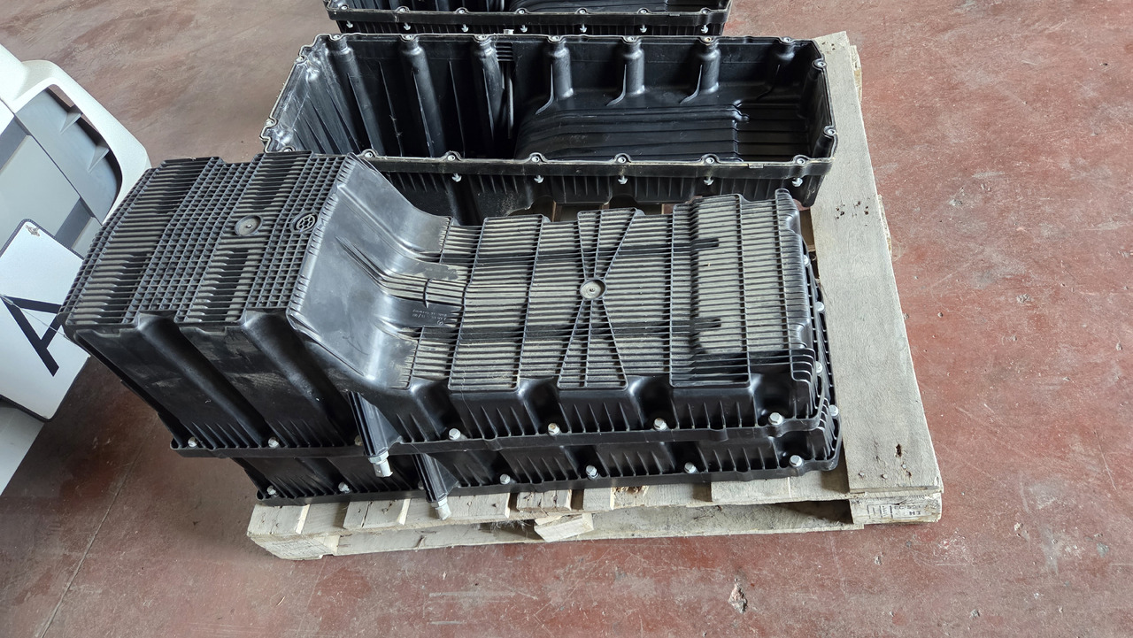 MERCEDES-BENZ ACTROS MP4 A4700105513 - Cárter de aceite: foto 2 MERCEDES-BENZ ACTROS MP4 A4700105513 - Cárter de aceite: foto 2