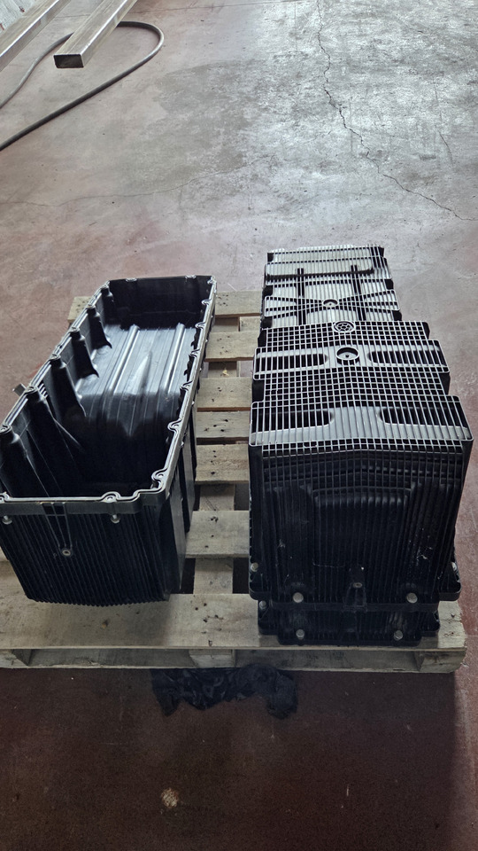 MERCEDES-BENZ ACTROS MP4 A4700105513 - Cárter de aceite: foto 5 MERCEDES-BENZ ACTROS MP4 A4700105513 - Cárter de aceite: foto 5