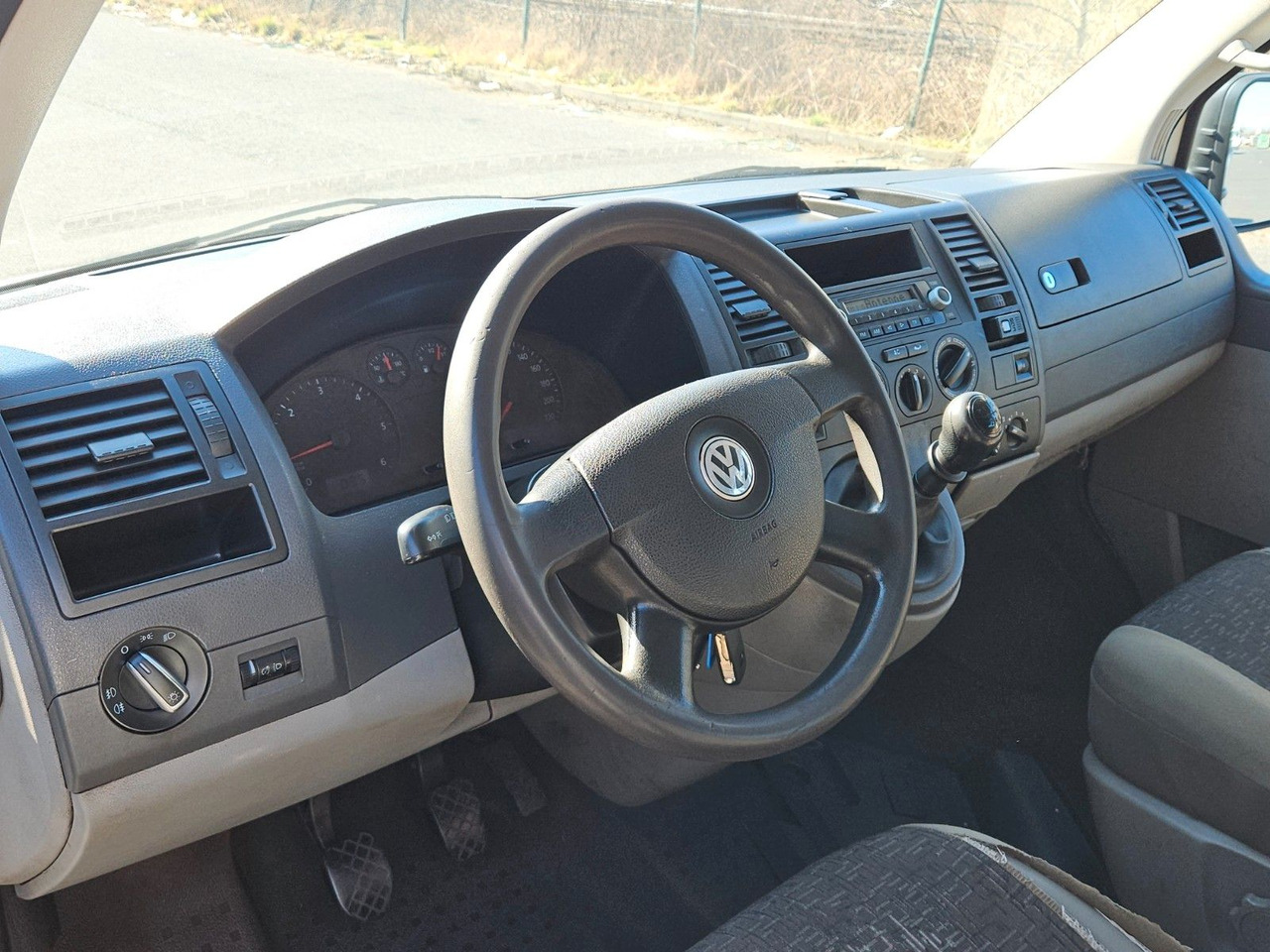 Volkswagen T5 lang 9 Sitzer, Klima, Standheizung - Furgoneta de pasajeros: foto 5 Volkswagen T5 lang 9 Sitzer, Klima, Standheizung - Furgoneta de pasajeros: foto 5