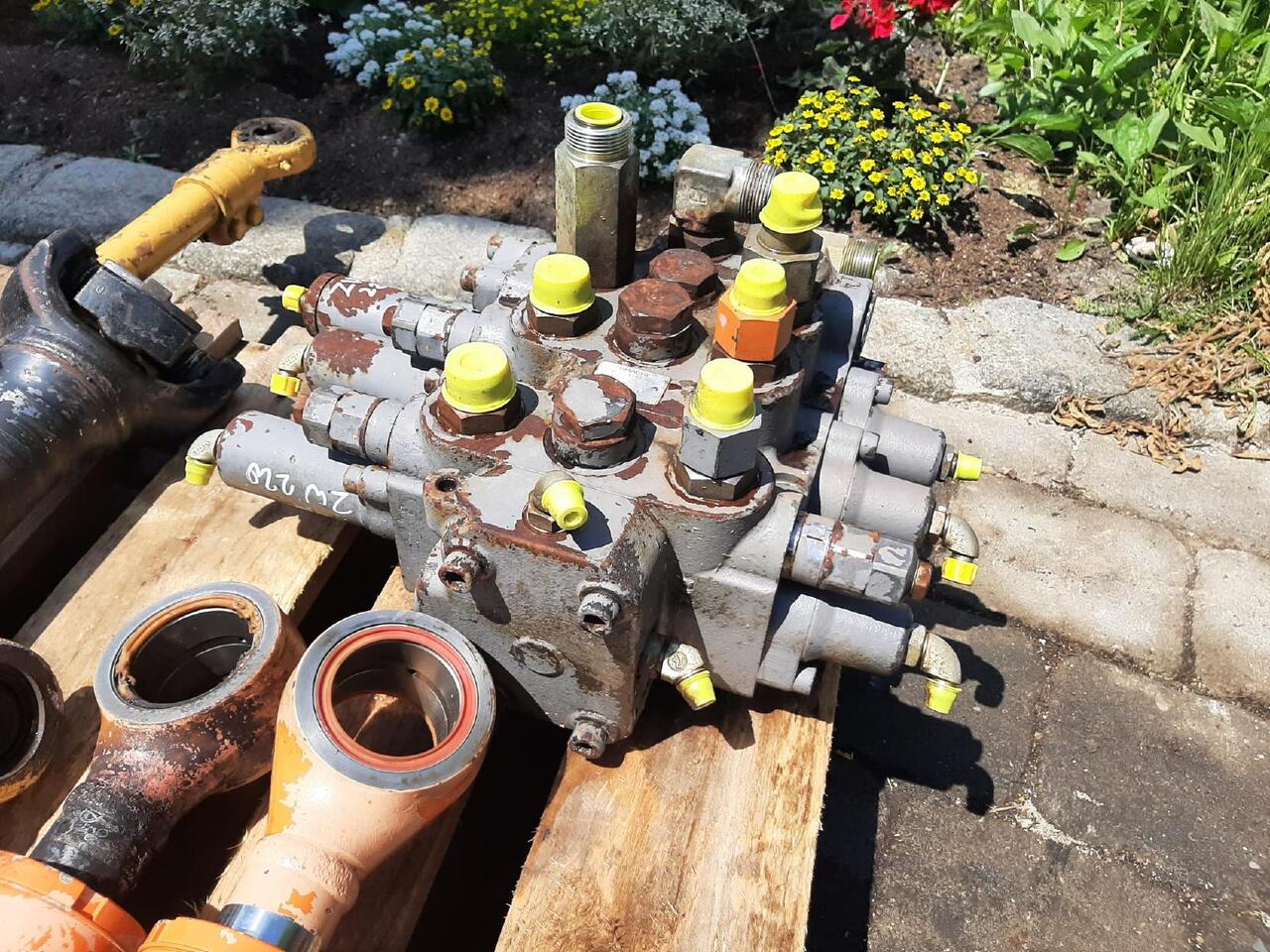 Hitachi ZW 220 - Válvula hidráulica para Maquinaria de construcción: foto 1 Hitachi ZW 220 - Válvula hidráulica para Maquinaria de construcción: foto 1