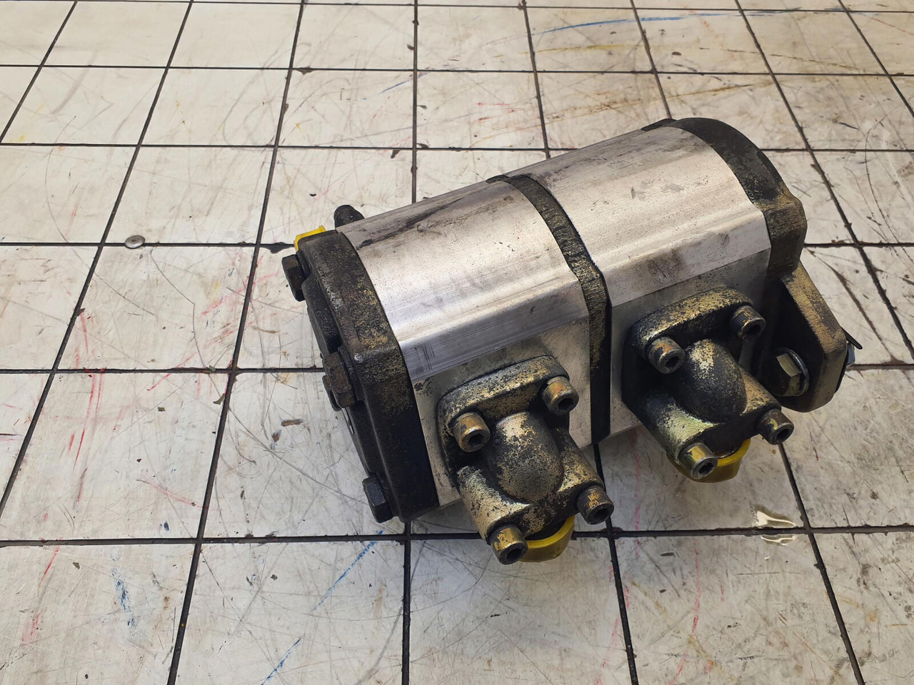 Liebherr LTM 1045-3.1 dual gear pump - Bomba hidráulica para Autogrúa: foto 1 Liebherr LTM 1045-3.1 dual gear pump - Bomba hidráulica para Autogrúa: foto 1