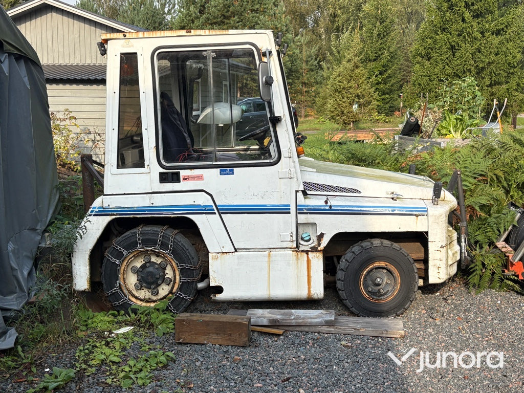 Plogbil - Bagagetruck - Tractor de equipaje: foto 1 Plogbil - Bagagetruck - Tractor de equipaje: foto 1