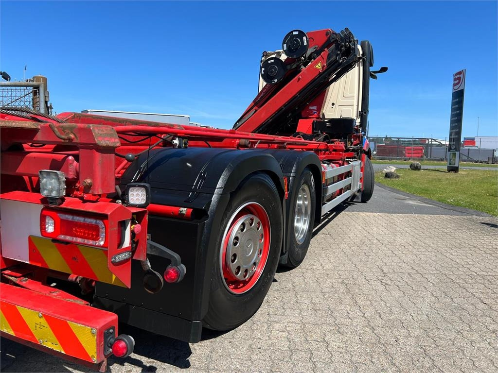 Mercedes-Benz Antos 2545 - HMF 1520K-RCkran - Camión portacontenedor de cadenas: foto 3 Mercedes-Benz Antos 2545 - HMF 1520K-RCkran - Camión portacontenedor de cadenas: foto 3