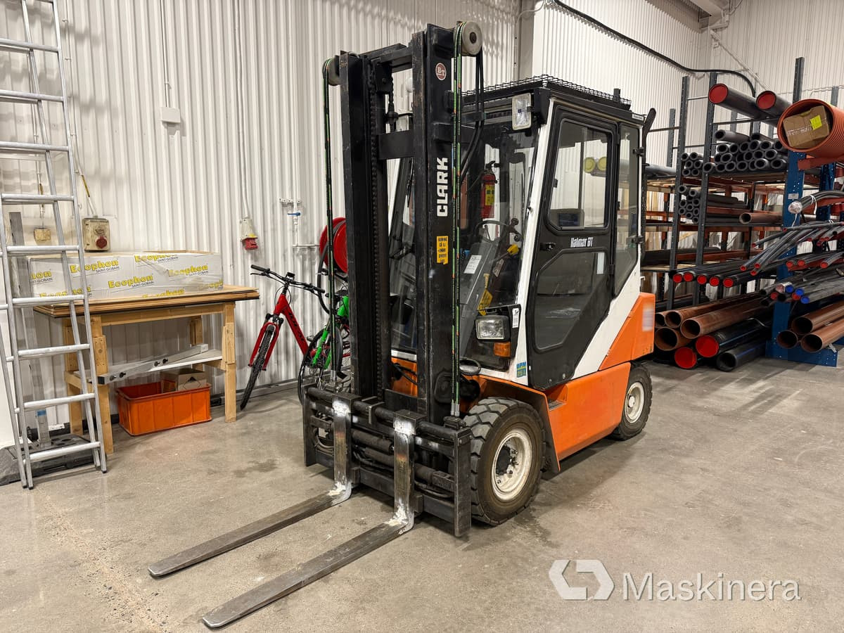 Gaffeltruck Clark DPM 25C - Carretilla elevadora diésel: foto 1 Gaffeltruck Clark DPM 25C - Carretilla elevadora diésel: foto 1