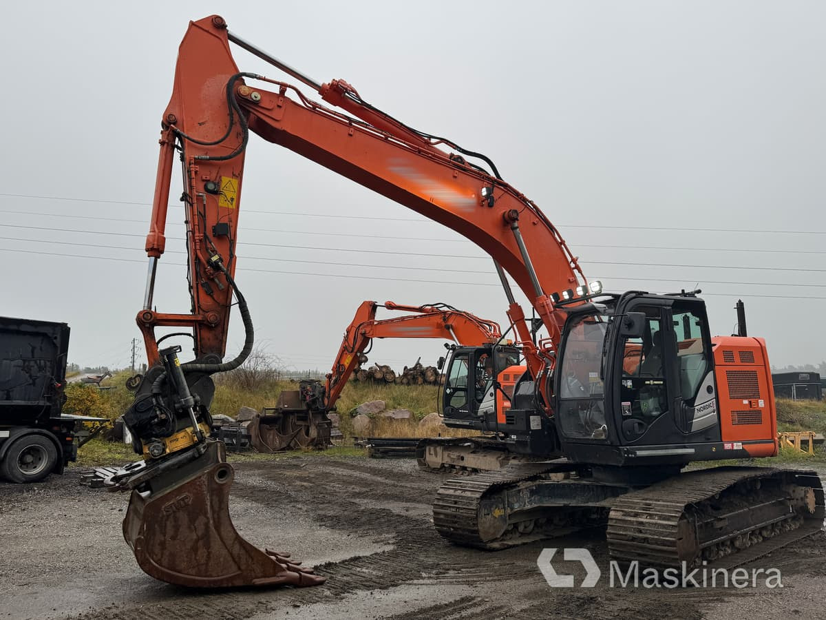 Grävmaskin Hitachi ZX225USLC-6 - Excavadora de cadenas: foto 1 Grävmaskin Hitachi ZX225USLC-6 - Excavadora de cadenas: foto 1
