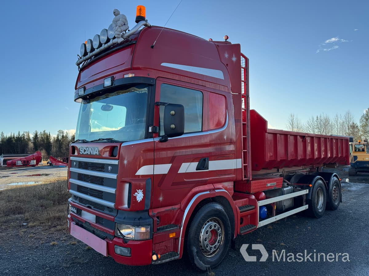 Lastväxlare Scania R144 6X2 med tre flak - Camión multibasculante: foto 1 Lastväxlare Scania R144 6X2 med tre flak - Camión multibasculante: foto 1