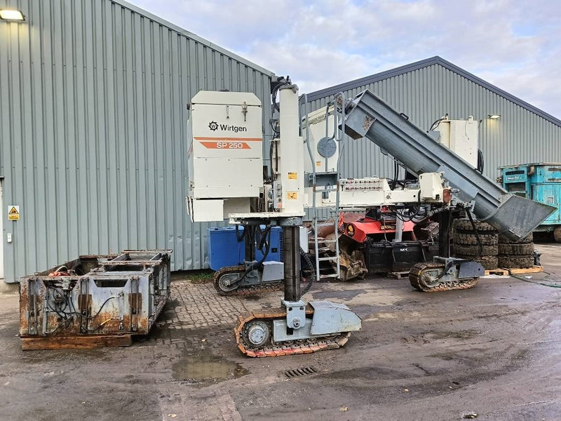 Wirtgen SP 250 500 beton bekisting machine sleep - Pavimentadora de asfalto: foto 2 Wirtgen SP 250 500 beton bekisting machine sleep - Pavimentadora de asfalto: foto 2