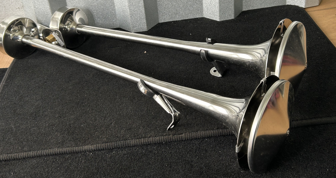 FIAMM 2 TRUMPETS, SHORT + LONG + ASSEMBLY KIT FIAMM, ORIGINAL FOR MERCEDES ACTROS MP5 - Pieza universal: foto 1 FIAMM 2 TRUMPETS, SHORT + LONG + ASSEMBLY KIT FIAMM, ORIGINAL FOR MERCEDES ACTROS MP5 - Pieza universal: foto 1