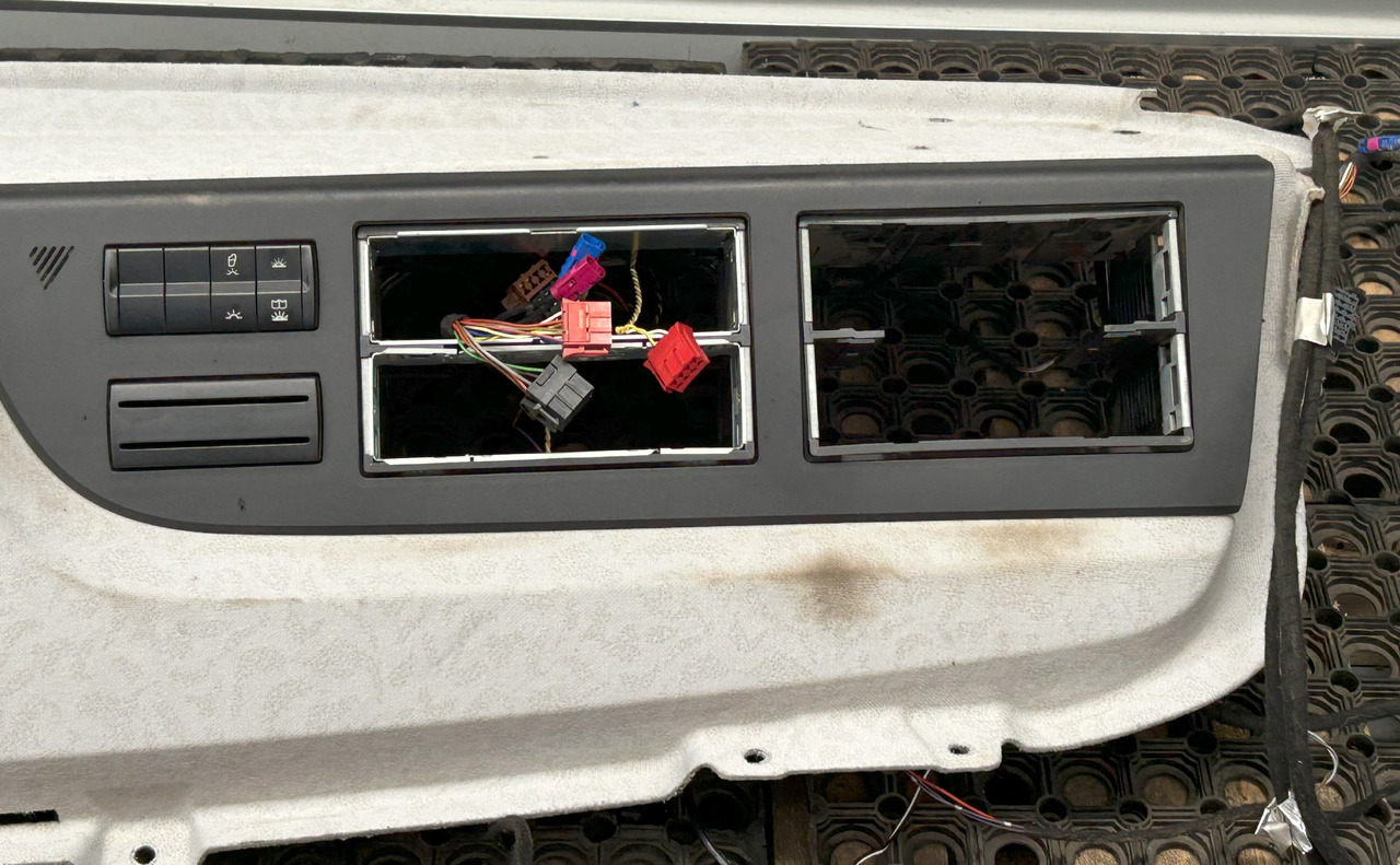 MERCEDES-BENZ UPPER COCKPIT STORAGE COMPARTMENTS SHELVES SHELF STORAGE COMPARTMENT L StreamSpace, 2.30 m - Cabina e interior: foto 5 MERCEDES-BENZ UPPER COCKPIT STORAGE COMPARTMENTS SHELVES SHELF STORAGE COMPARTMENT L StreamSpace, 2.30 m - Cabina e interior: foto 5