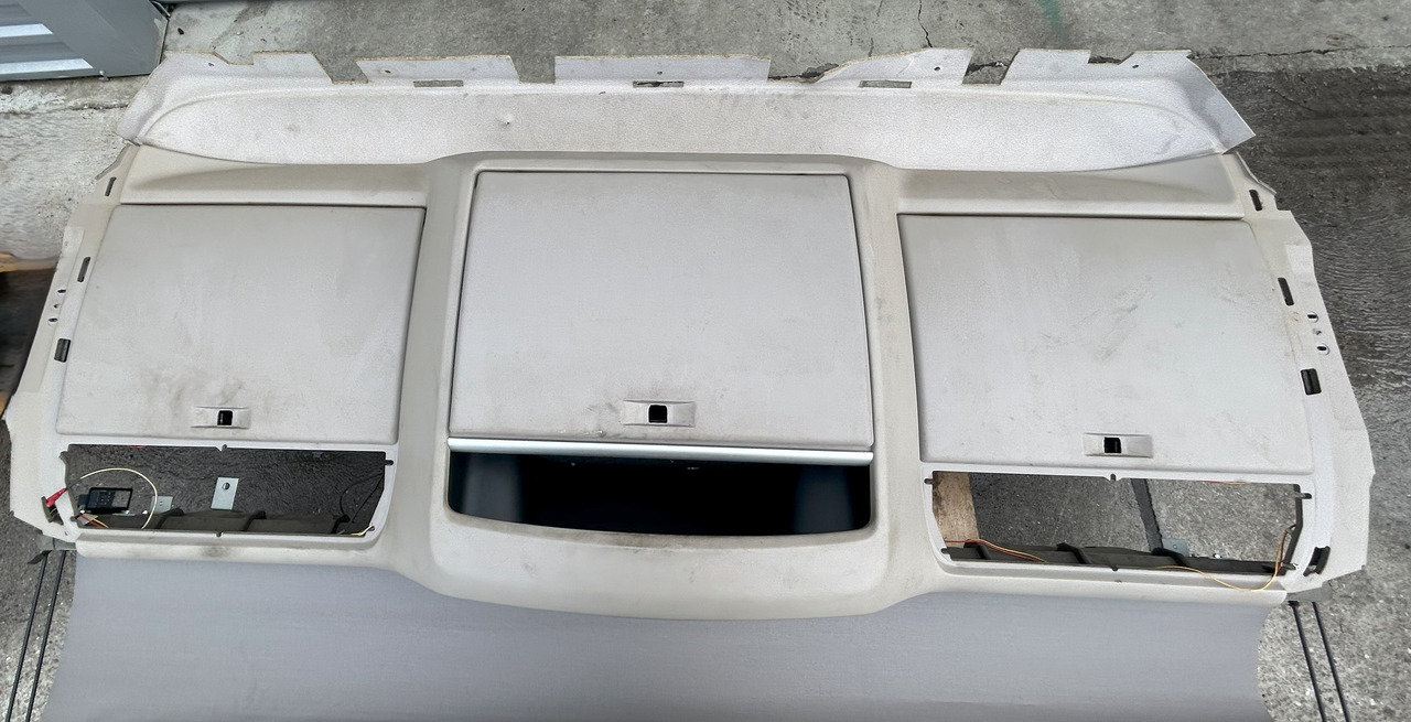 DAF XF 106 480 UPPER COCKPIT STORAGE SHELVES SHELF STORAGE CONSOLE BOARD SUPER SPACE CAB - Recambio: foto 1 DAF XF 106 480 UPPER COCKPIT STORAGE SHELVES SHELF STORAGE CONSOLE BOARD SUPER SPACE CAB - Recambio: foto 1